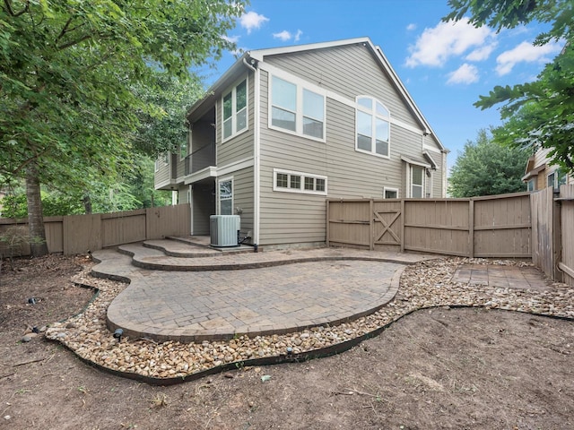 211 Cheswood Forest Pl, Montgomery, TX 77316 - rear view of house featuring a gate, a patio area, and a fenced backyard