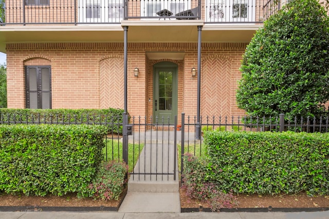 1801 Ashland St, Houston, TX 77008 - entrance to property featuring a balcony, brick siding, and a gate