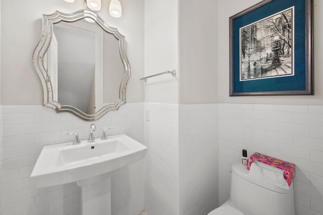 1801 Ashland St, Houston, TX 77008 - bathroom featuring tile walls and a wainscoted wall