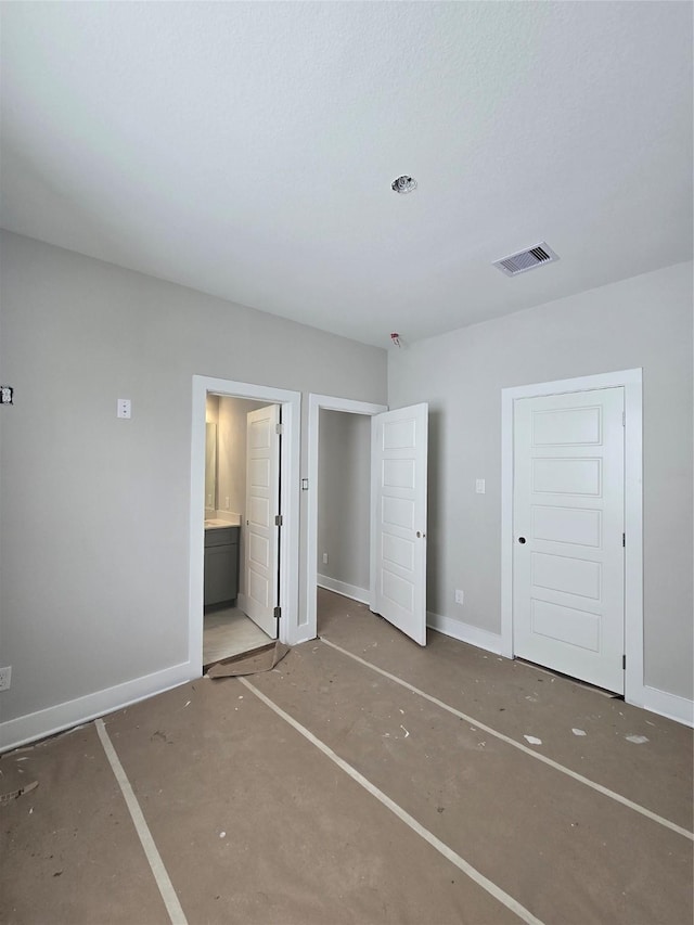 3404 Rawley St, Houston, TX 77020 - unfurnished bedroom with baseboards and ensuite bath