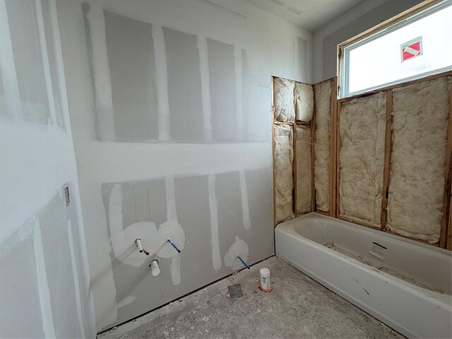 5107 Ave J, Houston, TX 77011 - bathroom featuring a bathtub
