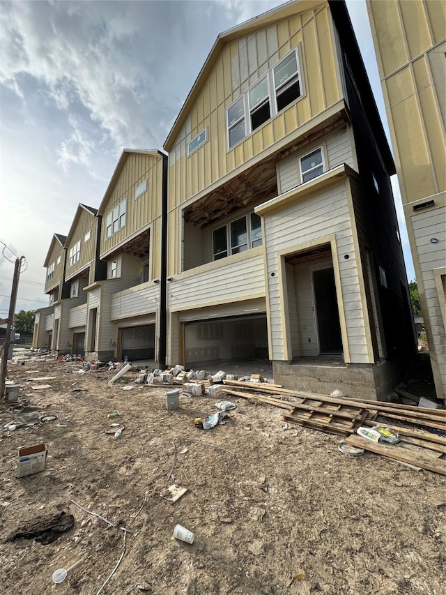 5107 Ave J, Houston, TX 77011 - view of front of home with board and batten siding