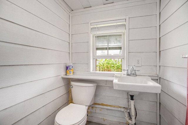 16615 Mansvelt Rd, Jamaica Beach, TX 77554 - half bathroom with wood walls