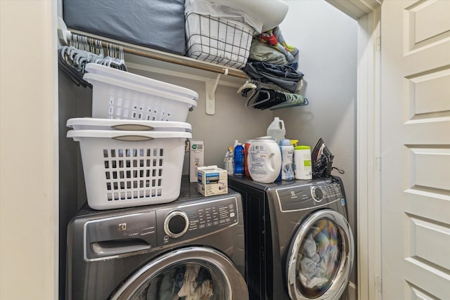 5240 Larkin St, Houston, TX 77007 - laundry room featuring washing machine and clothes dryer