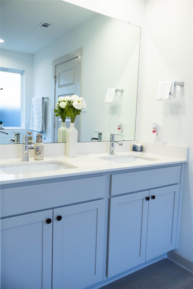 1126 Hyde Lake Ln, Missouri City, TX 77459 - full bathroom featuring double vanity