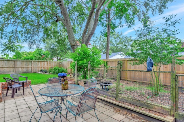 16426 Cavendish Dr, Houston, TX 77059 - fenced backyard featuring a patio area and outdoor dining space