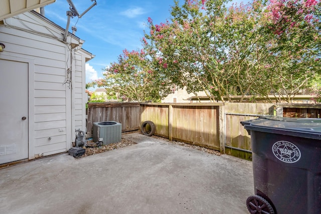 2910 Grants Lake Blvd Unit 1702, Sugar Land, TX 77479 - fenced backyard with a patio area