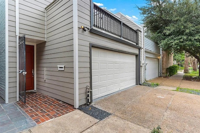 3406 Yoakum Blvd, Houston, TX 77006 - garage featuring driveway