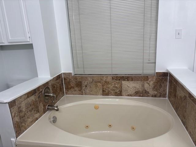 4418 Treasure Trl, Sugar Land, TX 77479 - full bath featuring a tub with jets