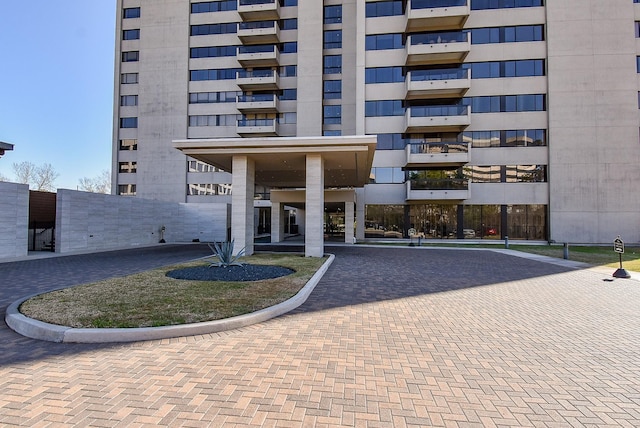 49 Briar Hollow Ln Unit 1106, Houston, TX 77027 - view of apartment building / complex