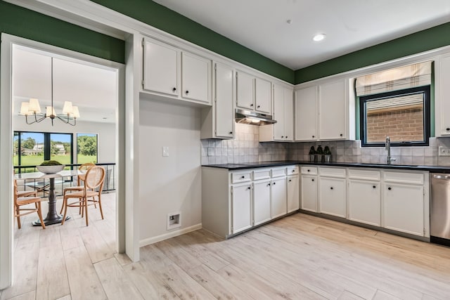 506 Fox Briar Ln, Sugar Land, TX 77478 - kitchen featuring dark countertops, under cabinet range hood, a chandelier, white cabinetry, and recessed lighting