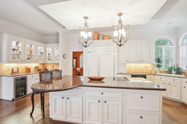 6230 Pebble Beach Dr, Houston, TX 77069 - kitchen featuring wine cooler, a chandelier, a center island, white cabinetry, and crown molding