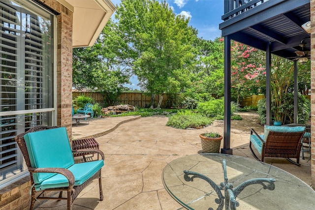 22806 Rachels Manor Dr, Katy, TX 77494 - fenced backyard with a patio area and a ceiling fan