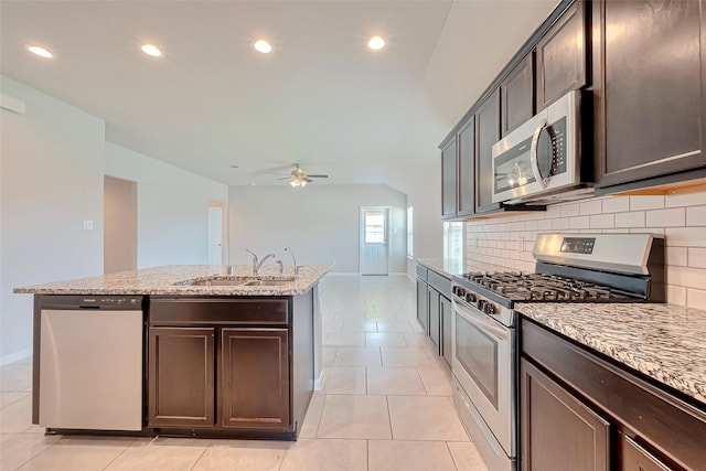 3227 Zephyr Park Ln, Katy, TX 77494 - kitchen featuring appliances with stainless steel finishes, an island with sink, a ceiling fan, recessed lighting, and decorative backsplash