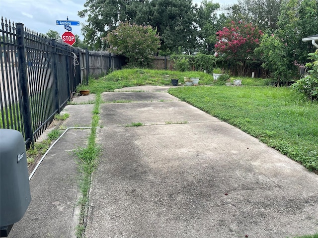 7403 N Dearborn St, Houston, TX 77055 - view of yard