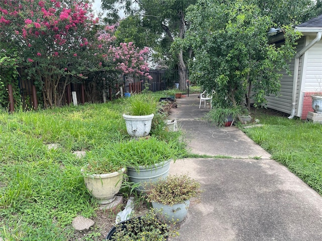7403 N Dearborn St, Houston, TX 77055 - view of yard with a patio
