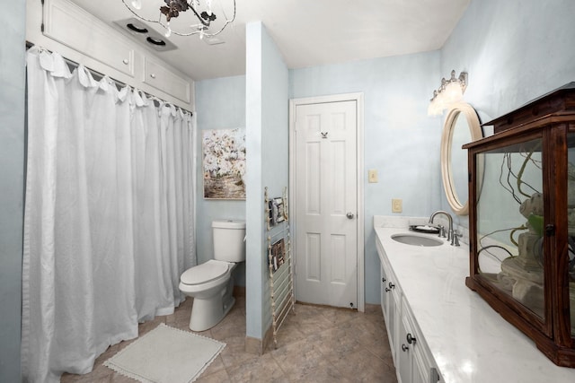 5610 Edgewick Ct, Houston, TX 77069 - full bathroom featuring vanity, a chandelier, and a shower with shower curtain