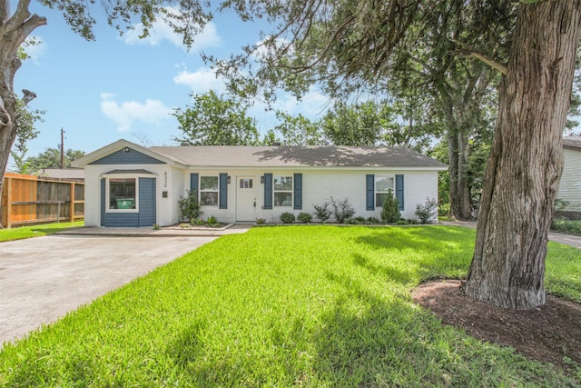 4330 Heite St, Houston, TX 77022 - ranch-style house featuring concrete driveway