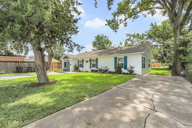 4330 Heite St, Houston, TX 77022 - ranch-style house with driveway