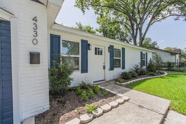 4330 Heite St, Houston, TX 77022 - entrance to property featuring a lawn