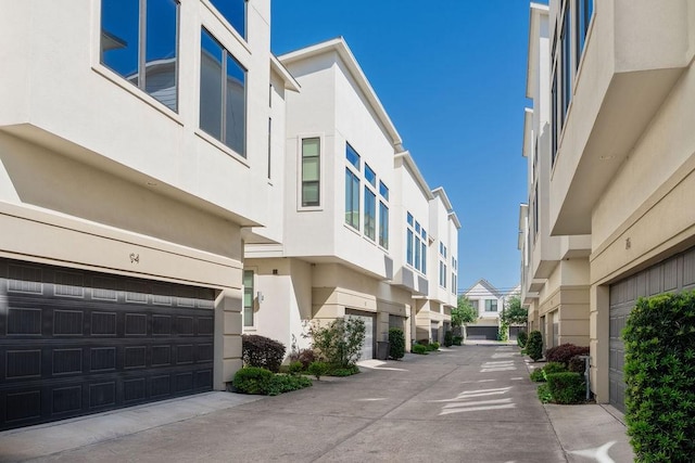 94 N Hutcheson St, Houston, TX 77003 - view of concrete road featuring a residential view