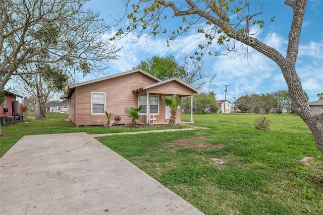 626 W 6th St, Freeport, TX 77541 - bungalow-style house featuring a front lawn