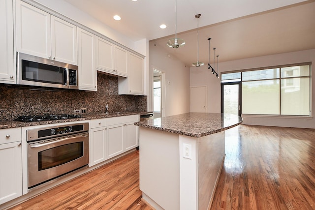 5005 Hidalgo St Unit 210, Houston, TX 77056 - kitchen with appliances with stainless steel finishes, healthy amount of natural light, light wood-type flooring, backsplash, and recessed lighting