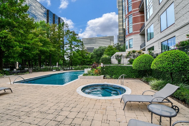 5005 Hidalgo St Unit 210, Houston, TX 77056 - community pool with a community hot tub and a patio area