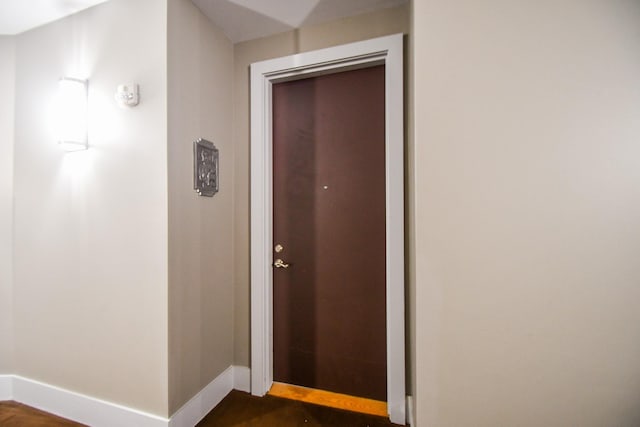 5005 Hidalgo St Unit 210, Houston, TX 77056 - hallway with baseboards