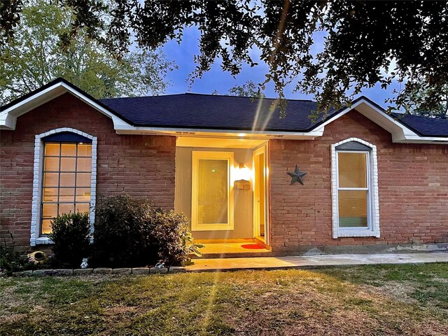 6101 Maywood Dr, Houston, TX 77053 - view of front of house featuring brick siding and a front lawn