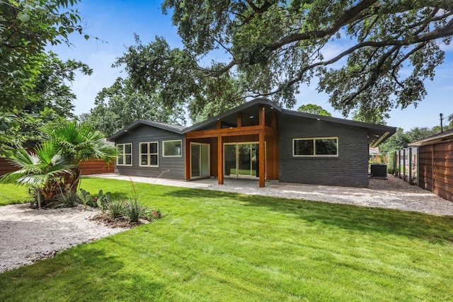 4543 Warm Springs Rd, Houston, TX 77035 - back of property with a patio area