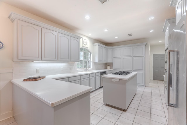18988 Ocean Mist Ct, Montgomery, TX 77356 - kitchen with a peninsula, tasteful backsplash, recessed lighting, a center island, and light countertops