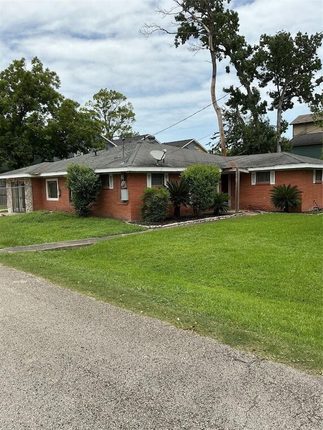 416 Fenn St, Houston, TX 77018 - ranch-style home with a front yard and brick siding