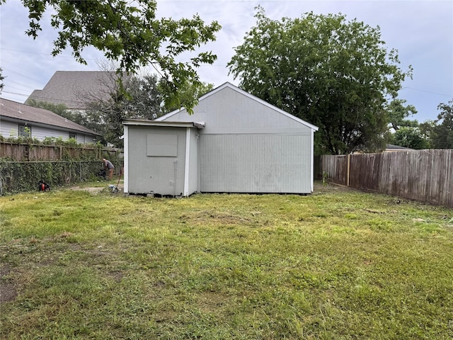 412 Owens St, Houston, TX 77029 - fenced backyard with an outdoor structure