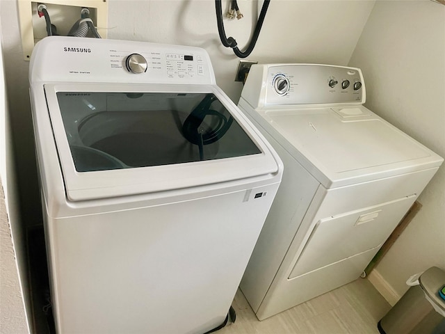 8118 Barnes Ridge Ln, Houston, TX 77072 - washroom featuring washing machine and dryer
