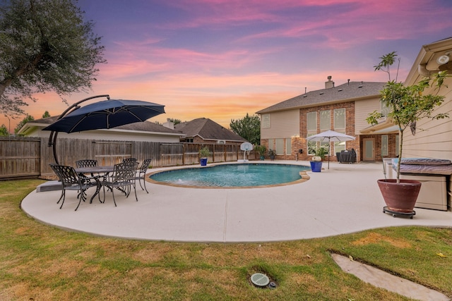 2006 Scarlet Trail Ct, Katy, TX 77494 - pool at dusk featuring a fenced backyard and a patio area
