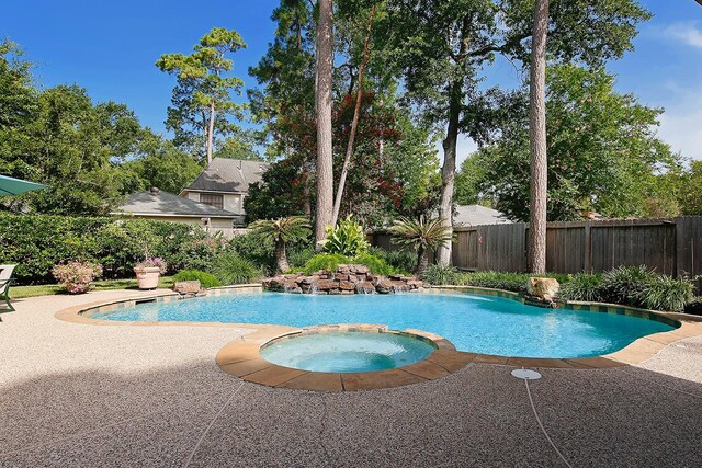 15 Amber Sky Pl, The Woodlands, TX 77381 - view of pool featuring a fenced backyard, a patio area, and a pool with connected hot tub