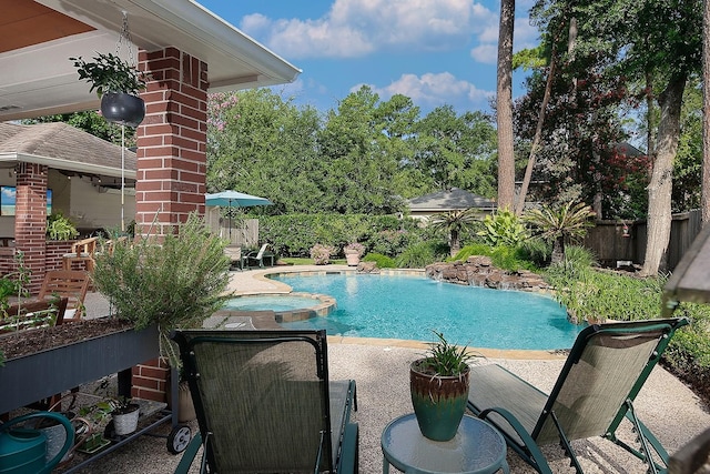 15 Amber Sky Pl, The Woodlands, TX 77381 - view of swimming pool featuring a patio and a pool with connected hot tub