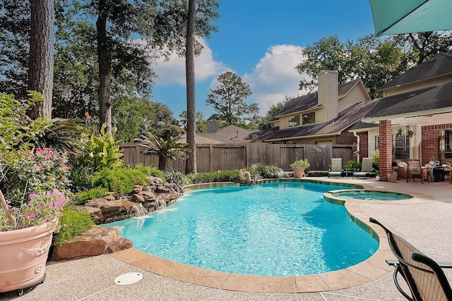 15 Amber Sky Pl, The Woodlands, TX 77381 - view of pool featuring a patio area, a fenced backyard, and a pool with connected hot tub