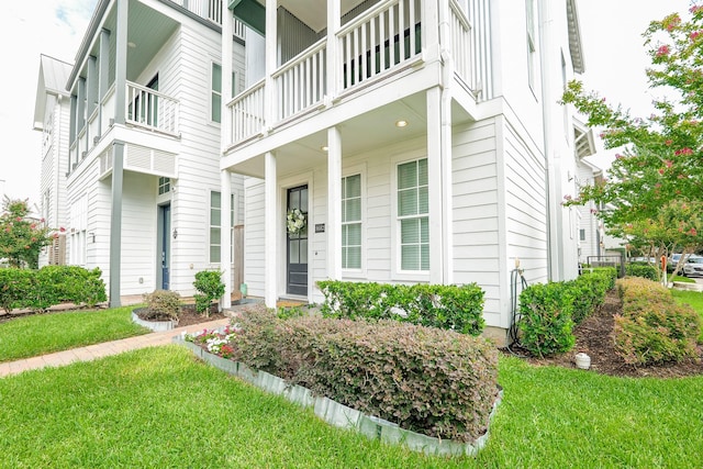 8682 Green Kolbe Ln, Houston, TX 77080 - property entrance with a balcony and a yard