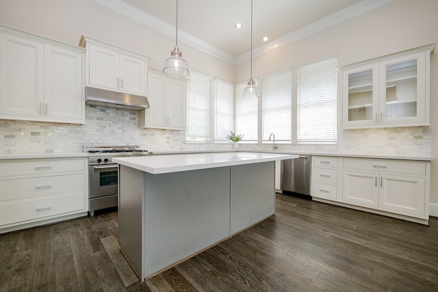 8682 Green Kolbe Ln, Houston, TX 77080 - kitchen with appliances with stainless steel finishes, under cabinet range hood, crown molding, white cabinets, and light countertops
