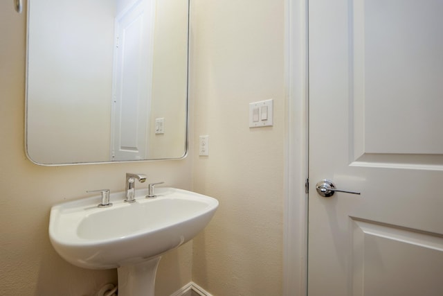 8682 Green Kolbe Ln, Houston, TX 77080 - bathroom featuring a sink