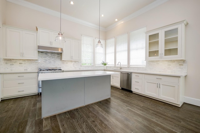 8682 Green Kolbe Ln, Houston, TX 77080 - kitchen featuring gas range gas stove, stainless steel dishwasher, under cabinet range hood, crown molding, and white cabinets