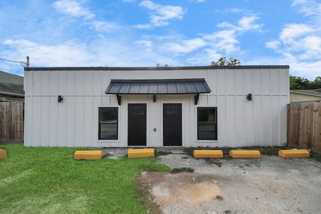 7208 Helmers St, Houston, TX 77022 - view of front of property featuring board and batten siding