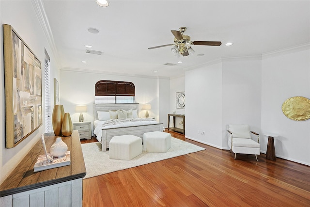 1423 Meadow Lakes Dr, Sugar Land, TX 77479 - bedroom with wood finished floors, crown molding, recessed lighting, and ceiling fan