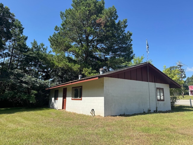 304 N Wheeler Rd, Colmesneil, TX 75938 - view of side of home featuring a lawn and concrete block siding