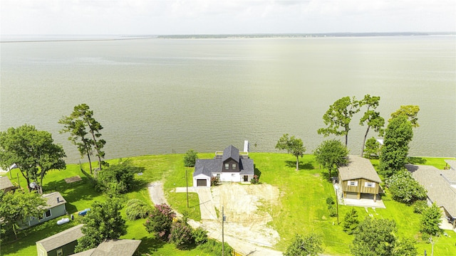 810 W Cattle Dr, Onalaska, TX 77360 - aerial view of property and surrounding area featuring a nearby body of water