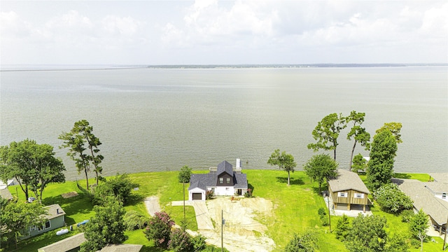 810 W Cattle Dr, Onalaska, TX 77360 - aerial view of property and surrounding area featuring a nearby body of water