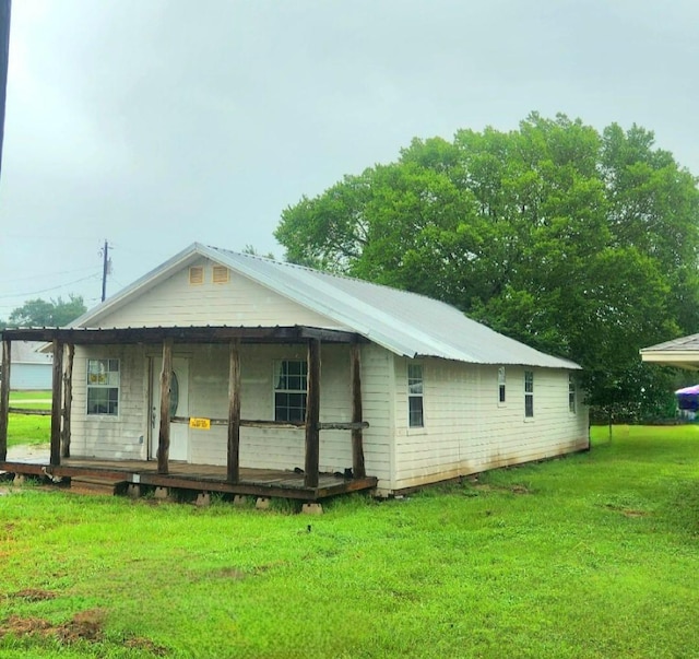 1112 1st St, Hempstead, TX 77445 - view of front of property featuring a front yard and a porch
