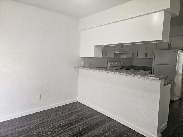 9201 Clarewood Dr Unit 204, Houston, TX 77036 - kitchen featuring range, freestanding refrigerator, under cabinet range hood, a peninsula, and dark wood-style flooring